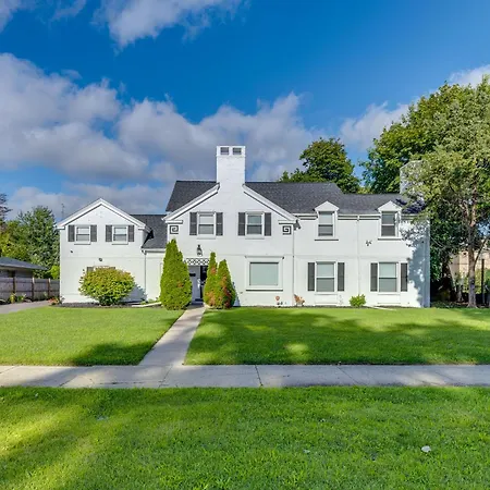 Luxurious Detroit Home - Walk To Golf And Park!